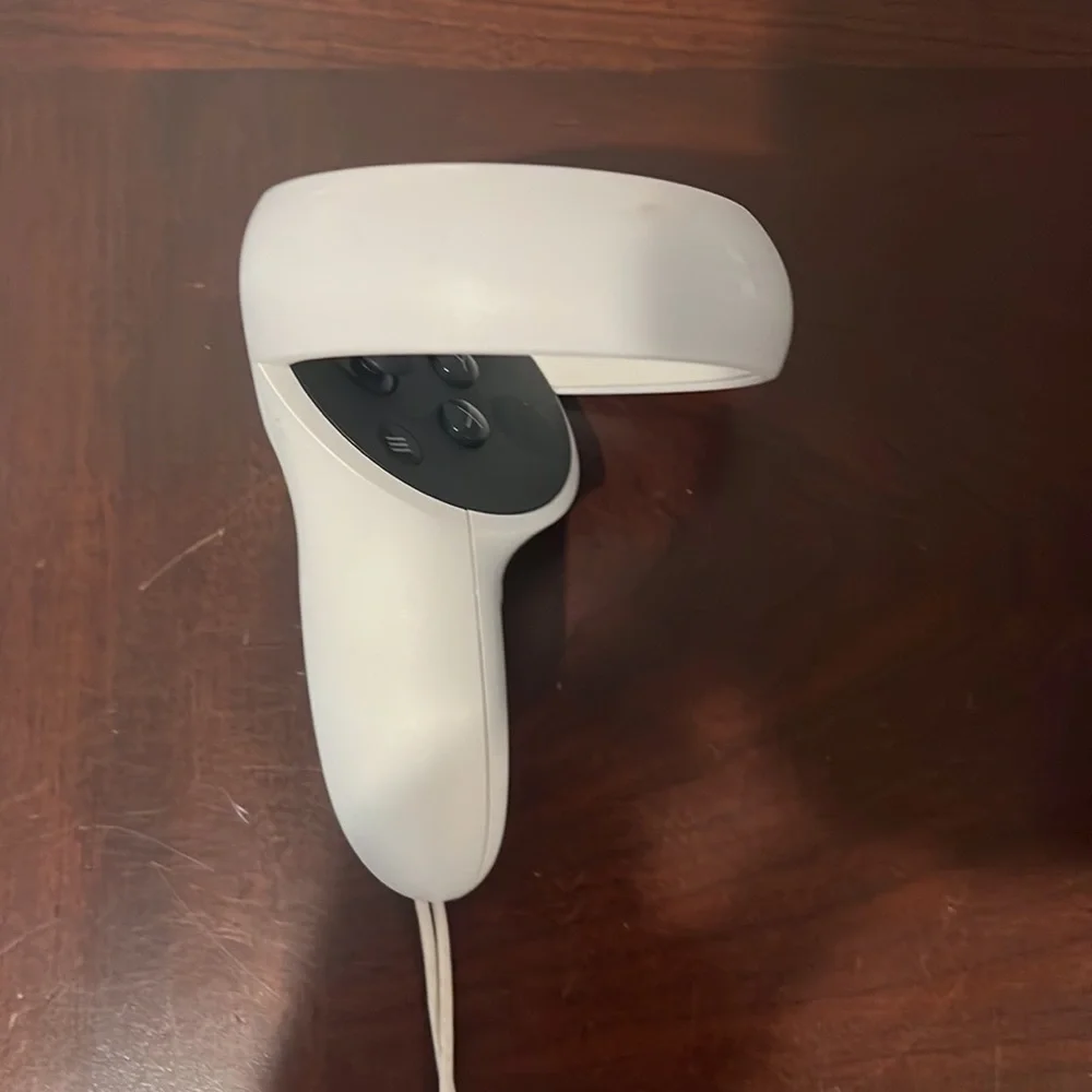 Oculus with elite strap but no case great condition and comes with controllers